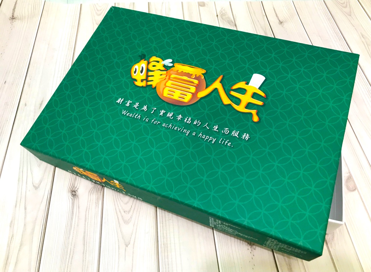 蜂富人生財商桌遊的遊戲盒與蜂巢格棋盤